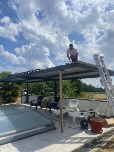 Installation panneaux photovotaique sur pergola à coté du piscine en Bourgogne par maison solaire de saone