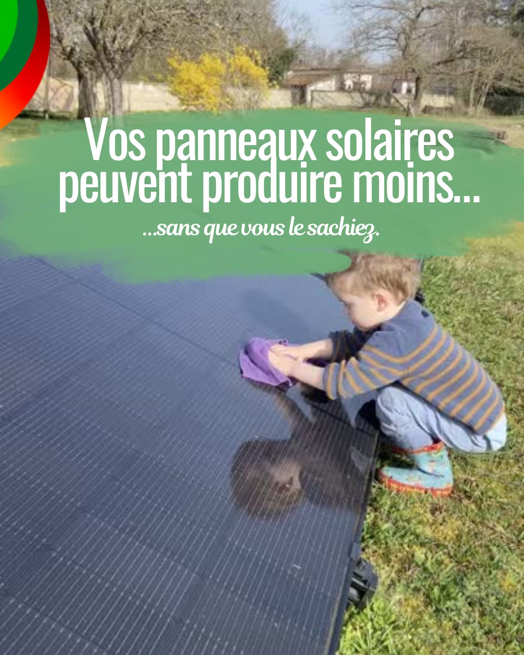 Enfant en train de nettoyer des panneaux solaire Vos panneaux solaires produisent moins ? Voici pourquoi (et quoi faire)