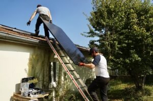 Thomas Chassaing gérant de l'entreprise Maison solaire de Saone entreprise d'installation de panneaux photovoltaïque en Bourgogne, Saône et Loire en train de monter sur un toit pour installer les panneaux solaires