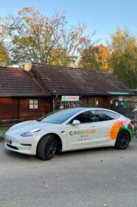 Voiture Tesla électrique Floquer Maison solaire de Saone entreprise d'installation de panneaux photovoltaïque en Bourgogne, Saône et Loire