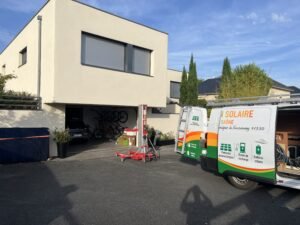 véhicule fourgon maison solaire de saone devant maison d'architecte