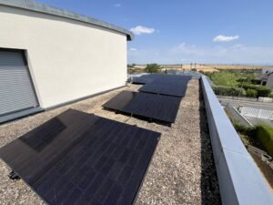 Installation de 7,5kWc à Sainte-Radegonde 12850 sur toit plat invisible depuis la rue avec 16kWh de batterie + borne de recharge par maison solaire de saone